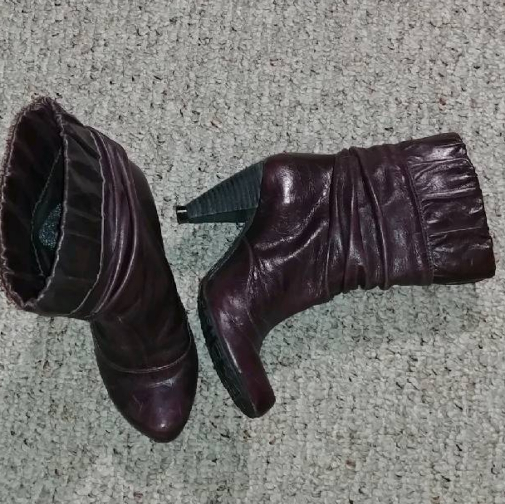 Virus purple heeled boots.